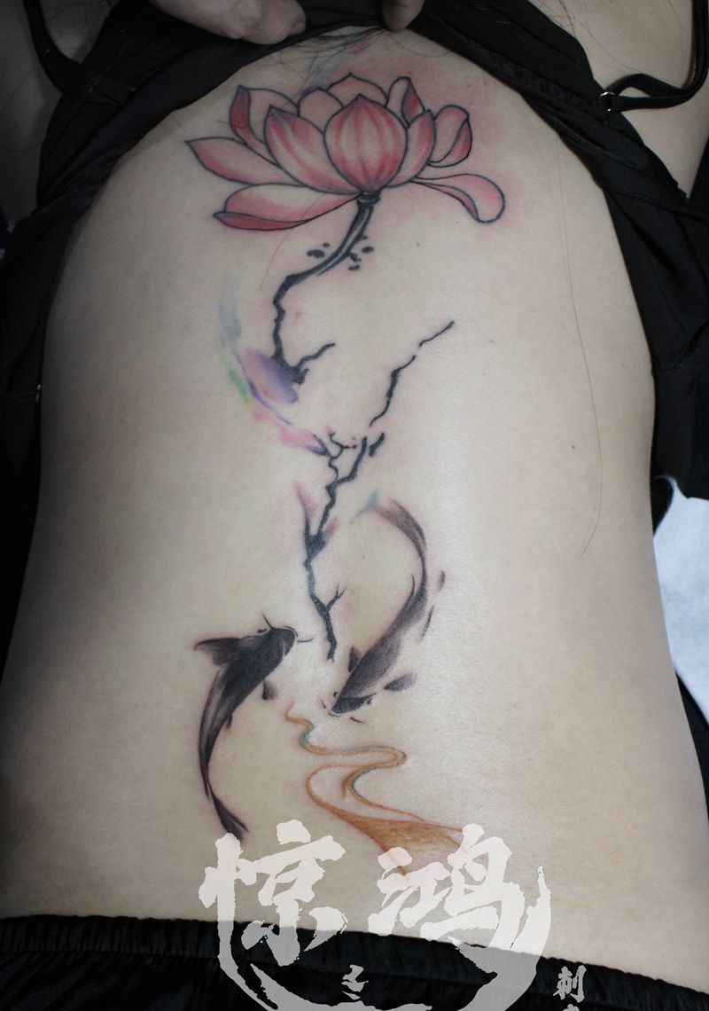 水墨小鱼纹身图片_背部腰部水彩水墨纹身图案