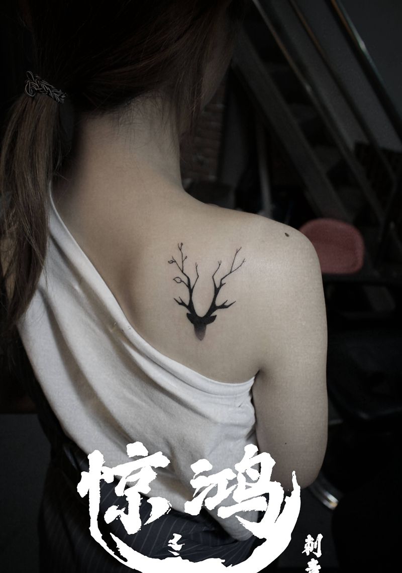 鹿头纹身图片_肩部纹身图案