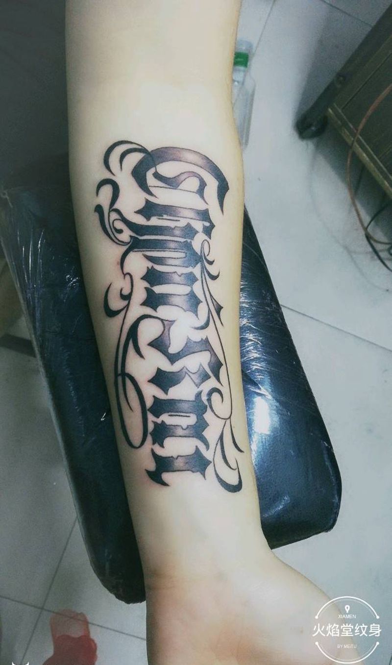 花体字纹身图片_手臂新传统纹身图案