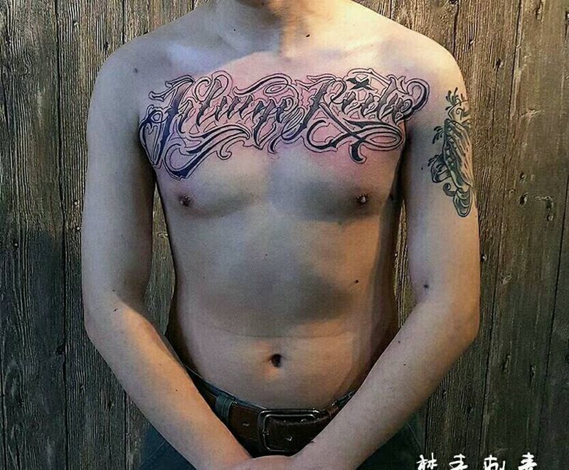 奇卡诺字体花胸纹身图片