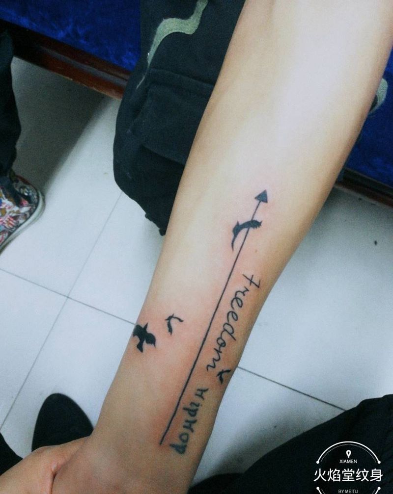 个性字母纹身图片_手臂新传统纹身图案