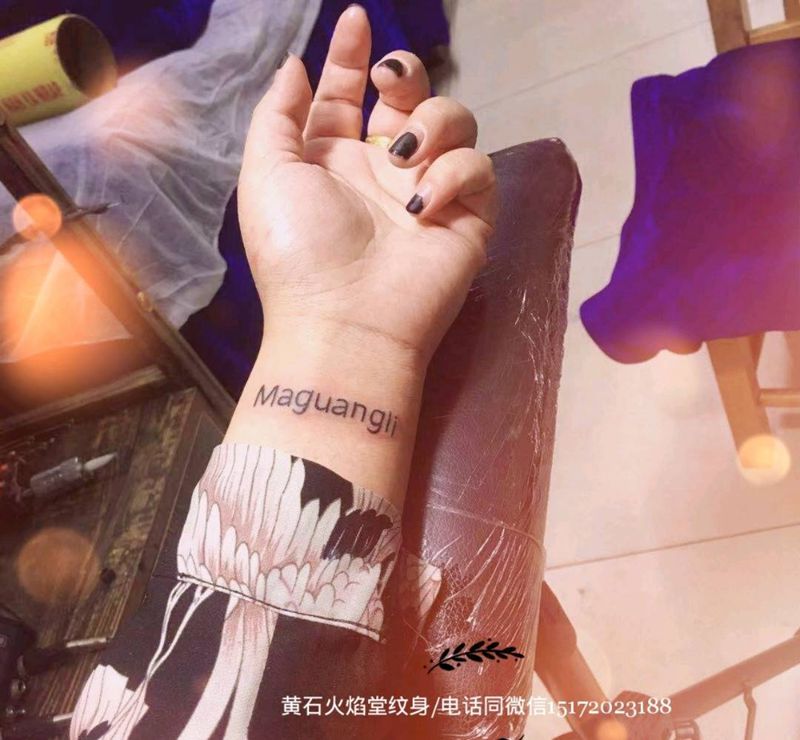 字母纹身图片_手部纹身图案