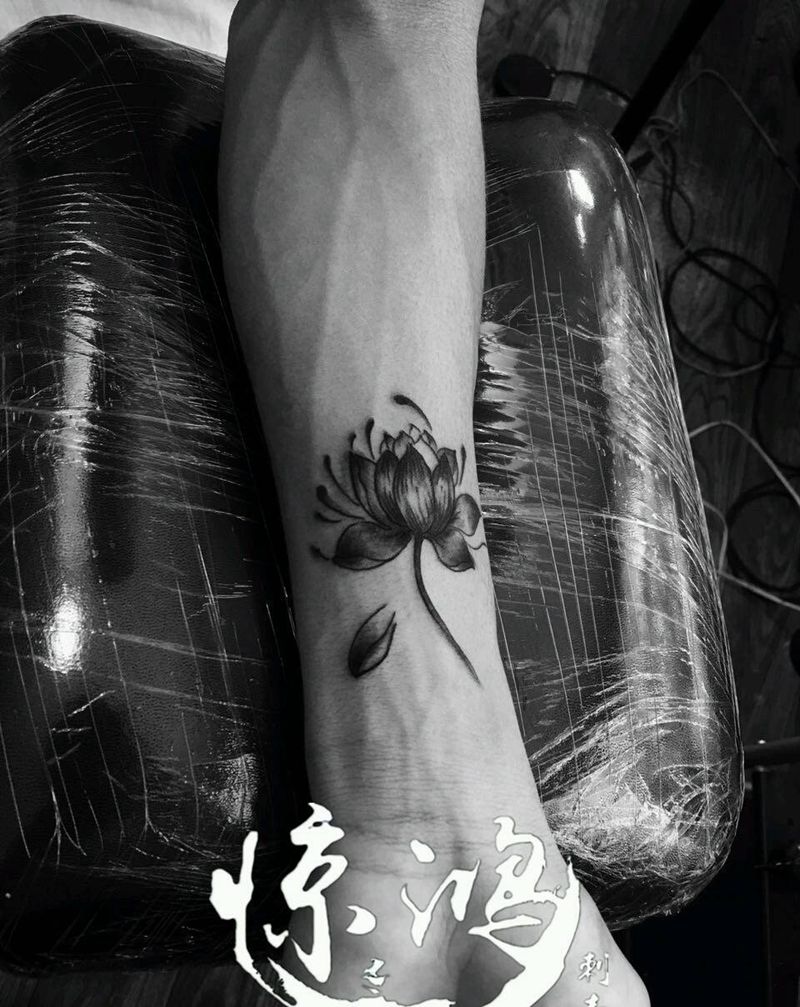 水墨莲花纹身图片_成品纹身图案