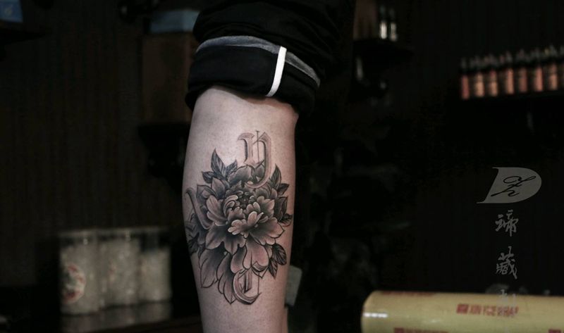 牡丹花纹身图片_腿部脚部新传统欧美写实花牡丹纹身图案