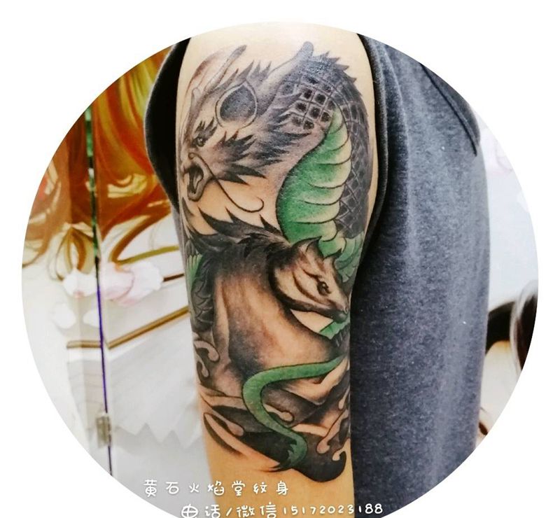 外包臂龙纹身图片_手臂新传统纹身图案