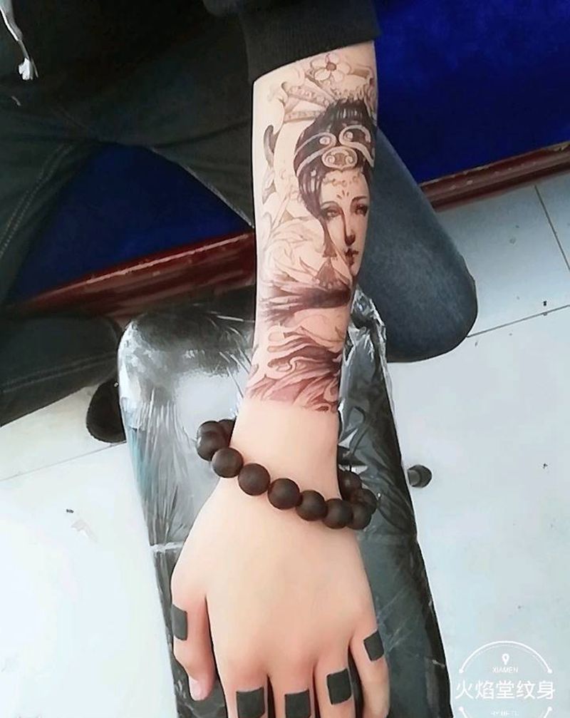 明月妓女纹身图片_手部新传统纹身图案