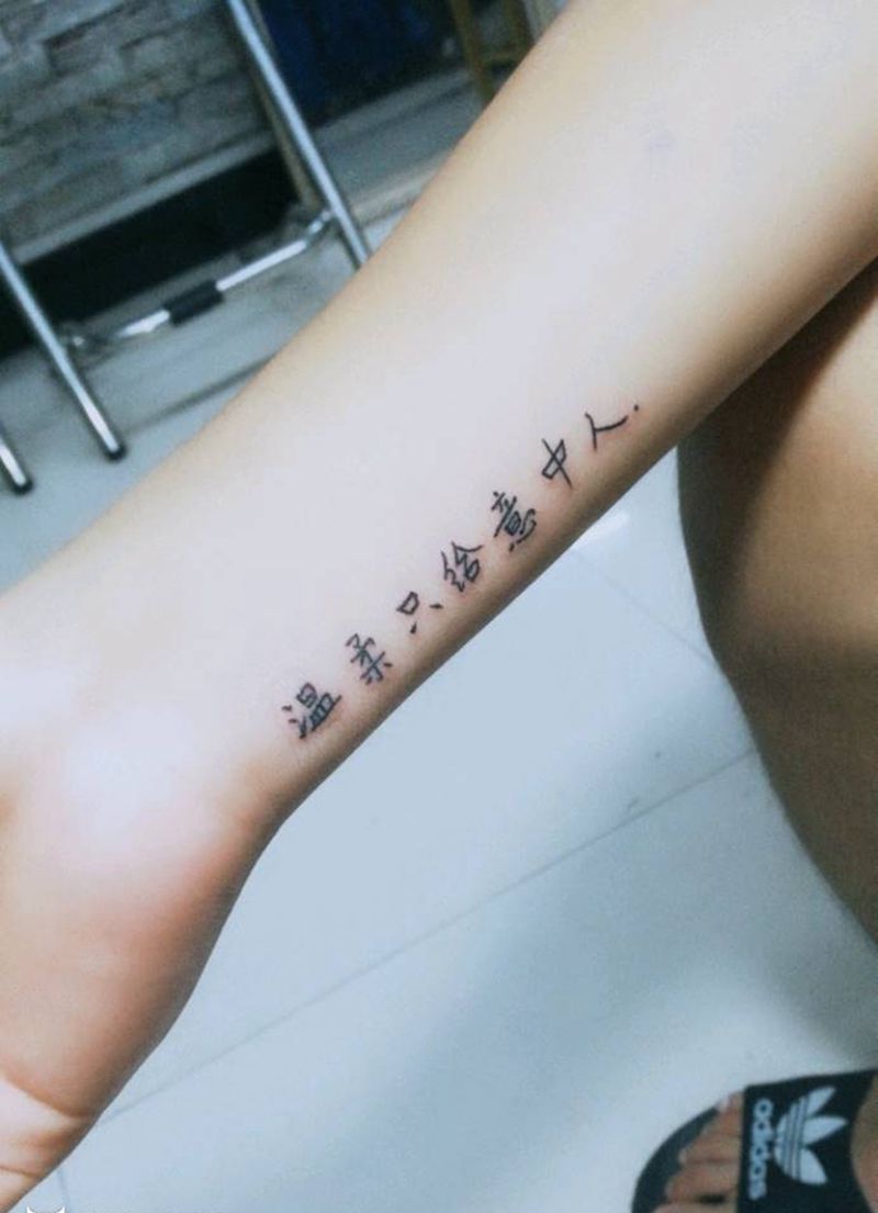 个性字纹身图片_手部新传统纹身图案