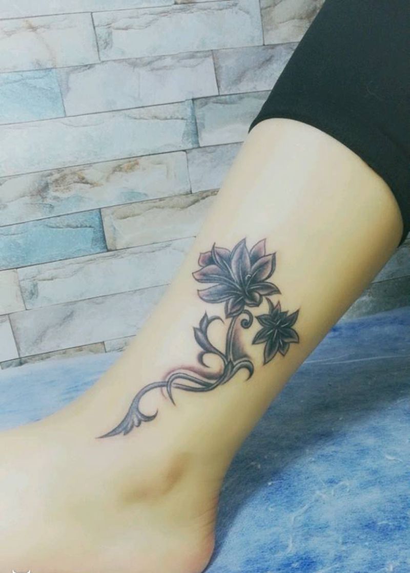 个性百合花纹身图片_脚部新传统纹身图案