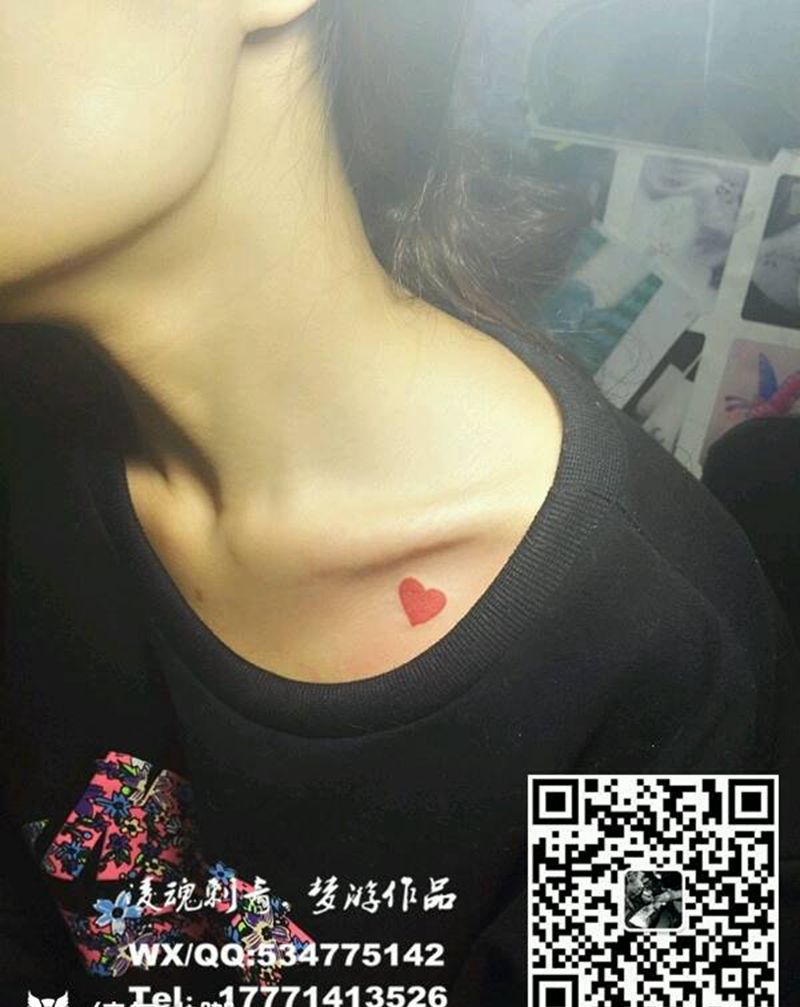 锁骨小爱心纹身图片_胸部清新几何字符成品纹身图案