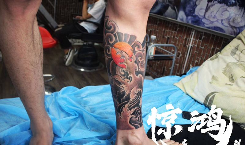 小腿水浪纹身图片_脚部新传统纹身图案