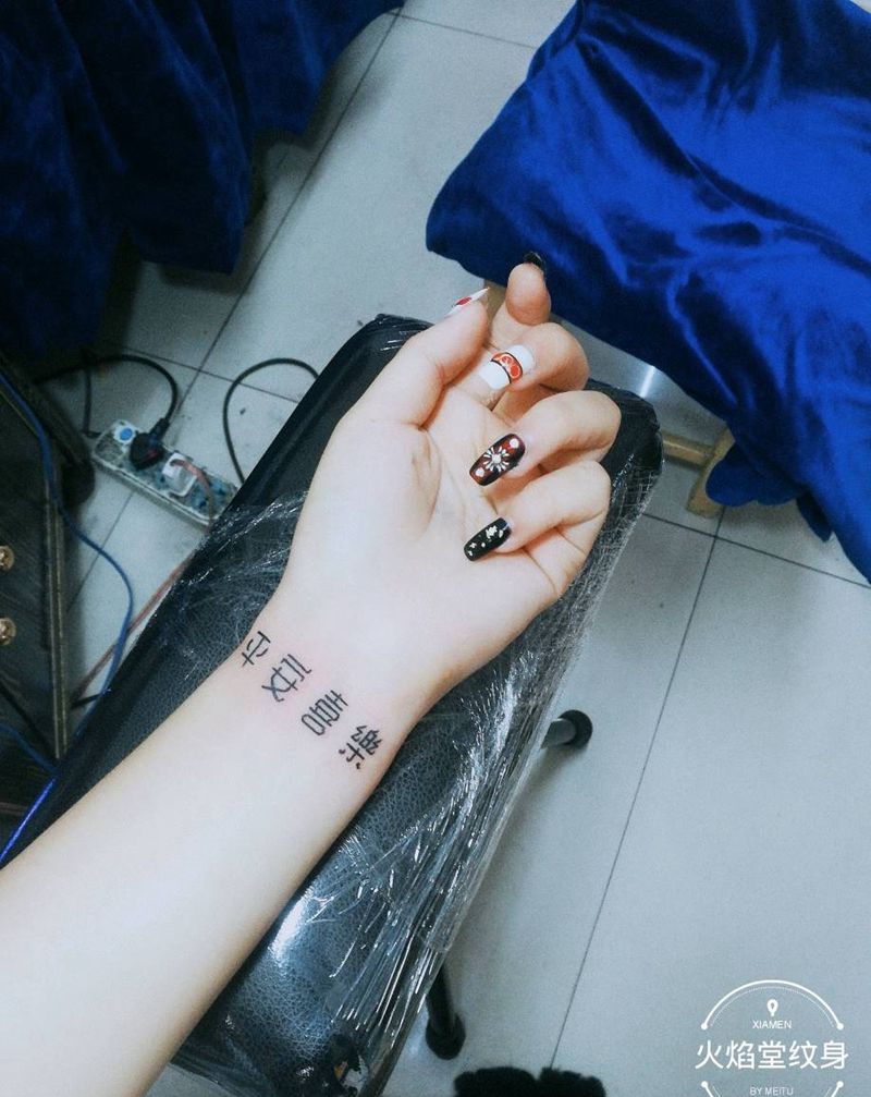 小字纹身图片_手部新传统纹身图案