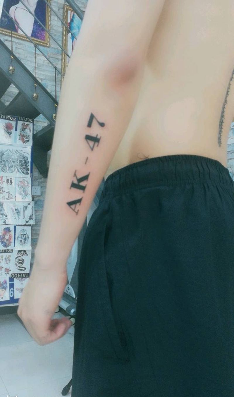 个性字母纹身图片_手部新传统纹身图案