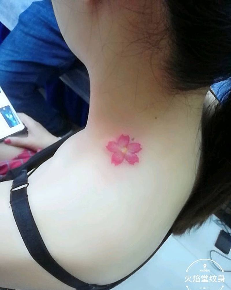 盖疤纹身纹身图片_肩部新传统纹身图案