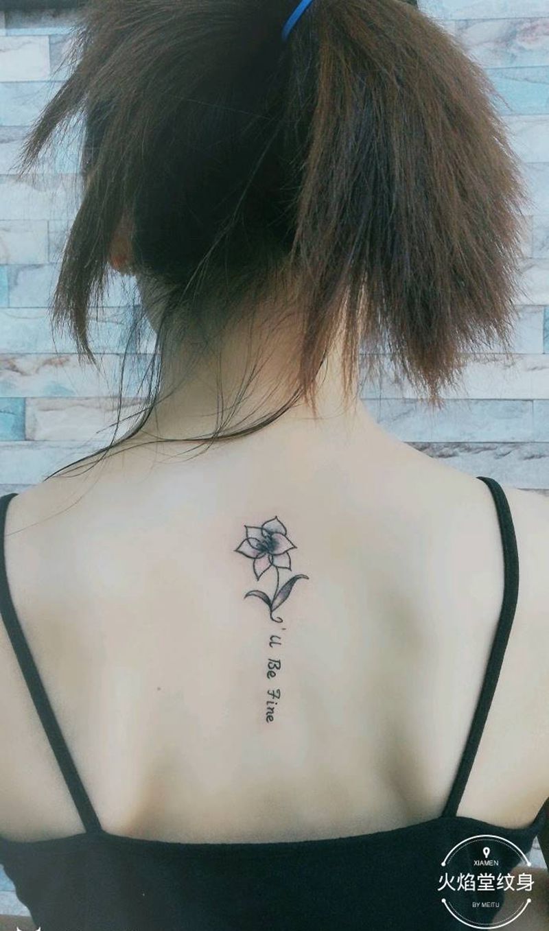 一朵小花纹身图片_背部新传统纹身图案