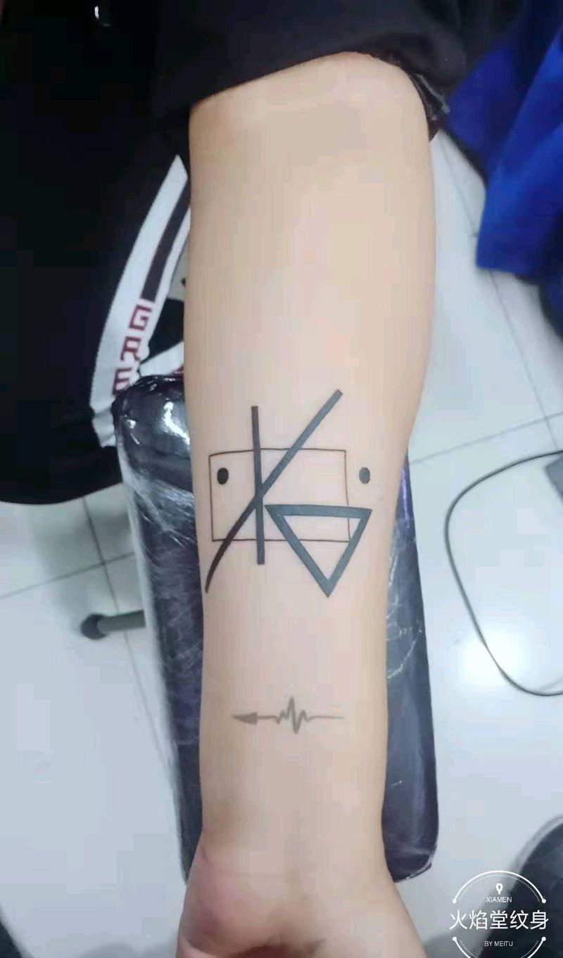 几何图纹身图片_手部纹身图案
