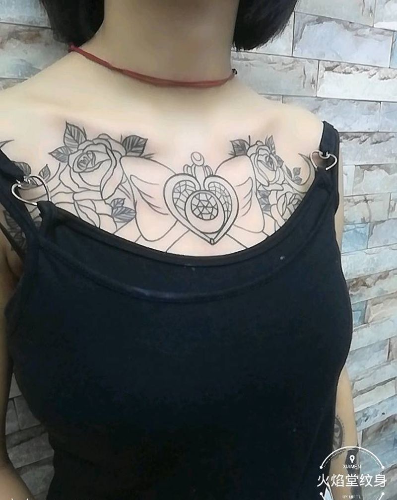 花胸线条纹身图片_胸部新传统纹身图案