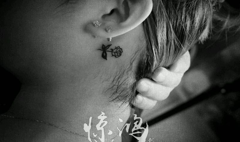 耳后小花纹身图片_成品纹身图案
