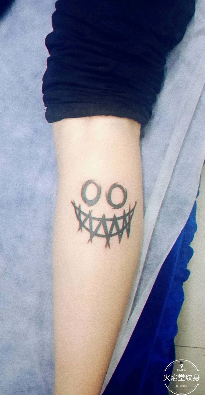 个性笑脸纹身图片_腿部新传统纹身图案