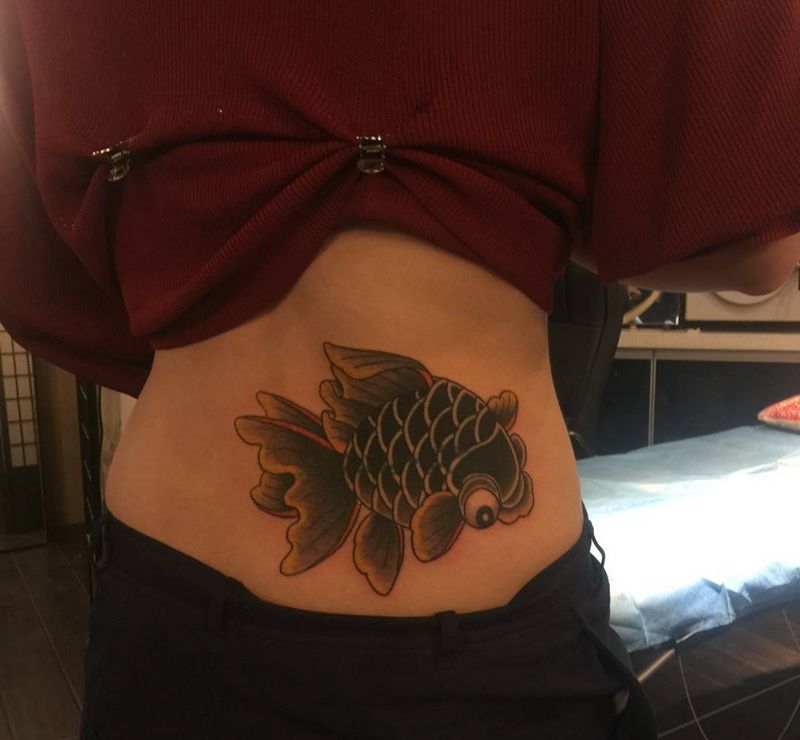 金魚纹身图片_成品腰部传统动物原创纹身图案