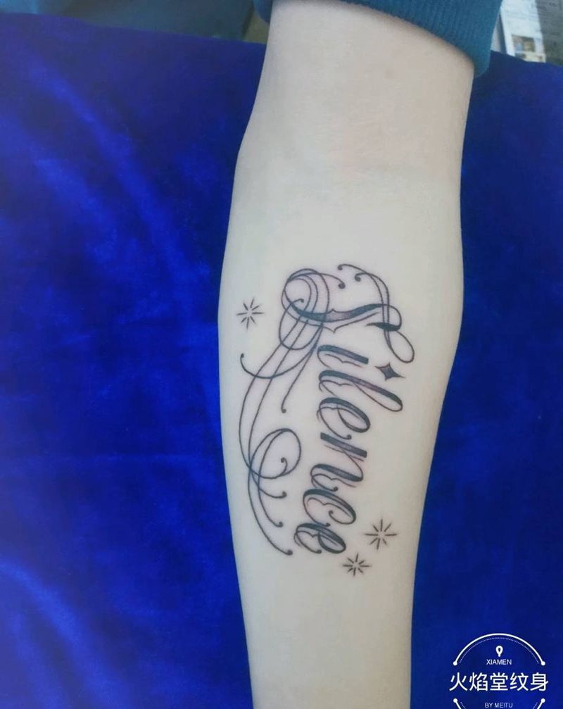 个性字母纹身图片_手部新传统纹身图案