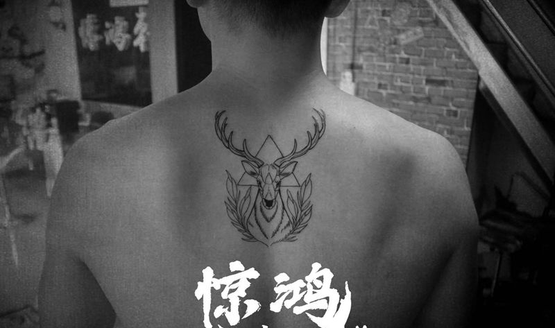 鹿头纹身图片_背部几何纹身图案