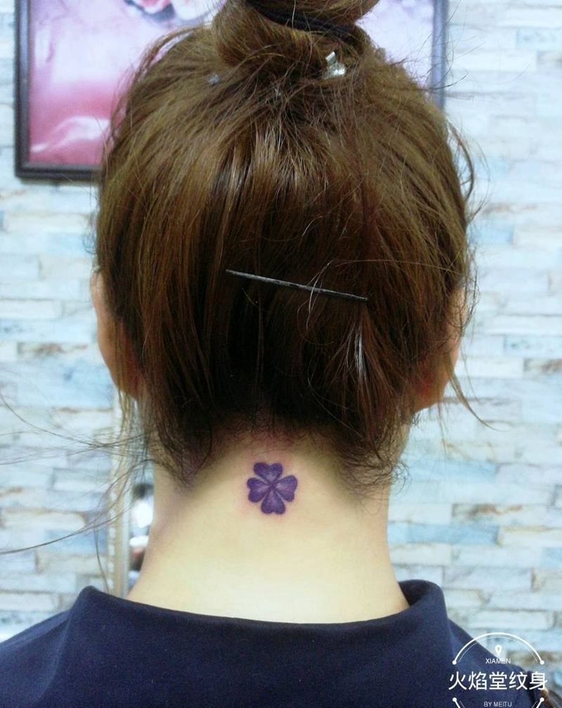 四叶草纹身图片_颈部新传统纹身图案