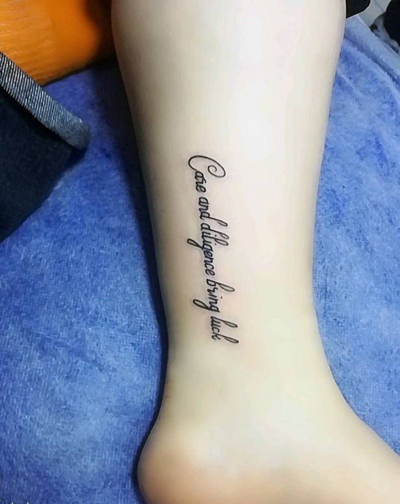 脚部小字母纹身图片_脚部新传统纹身图案