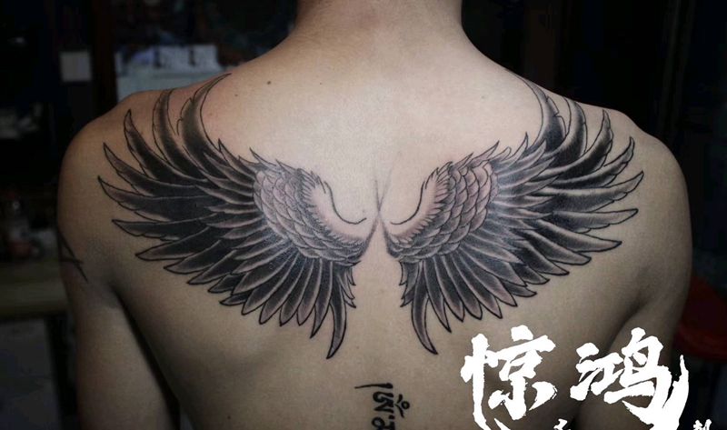 翅膀纹身图片_背部纹身图案