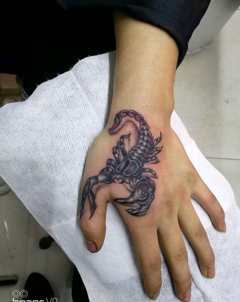 蝎子纹身图片_手部手臂老传统纹身图案