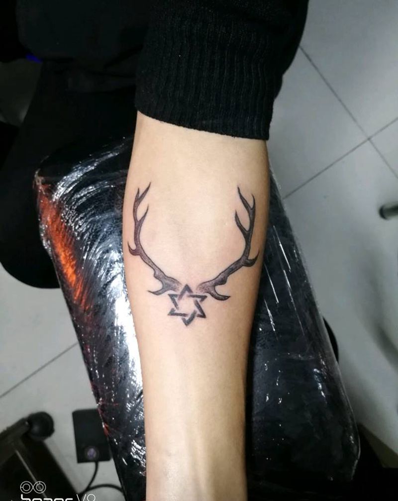 鹿角纹身图片_手部手臂老传统点刺纹身图案