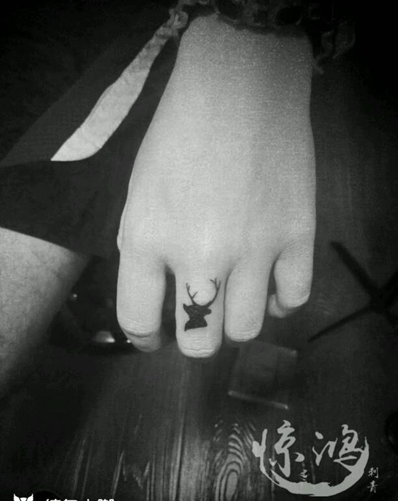 手指小鹿头纹身图片_手部清新动物图腾成品纹身图案