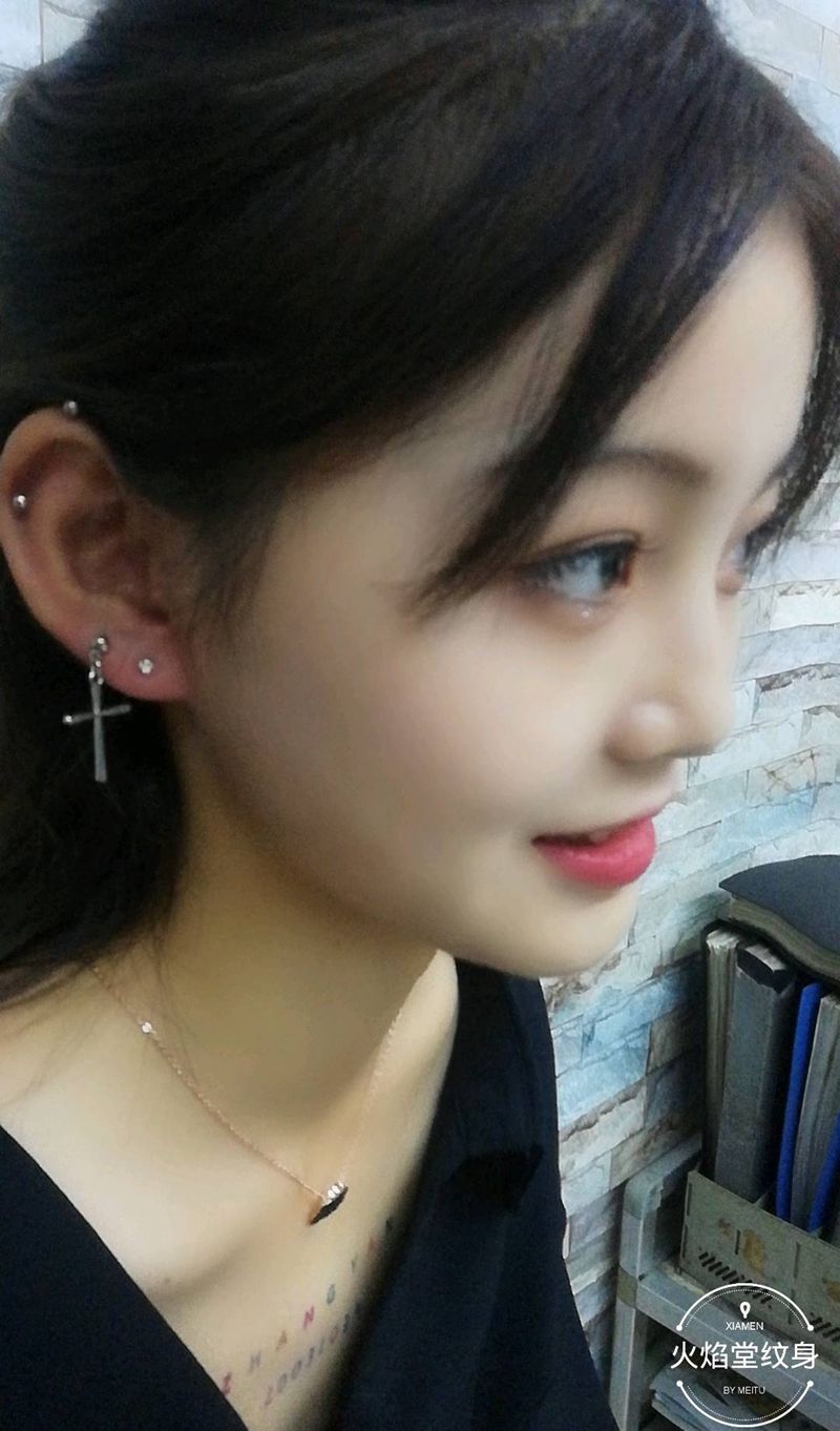 穿孔纹身图片_耳部纹身图案