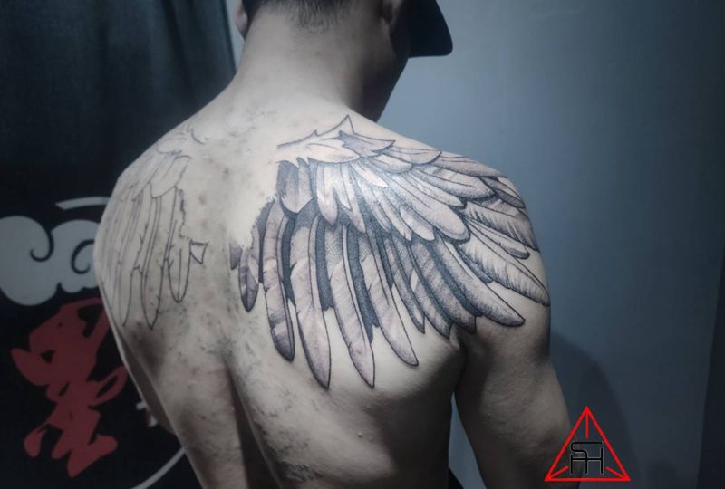 翅膀纹身图片_背部欧美写实纹身图案
