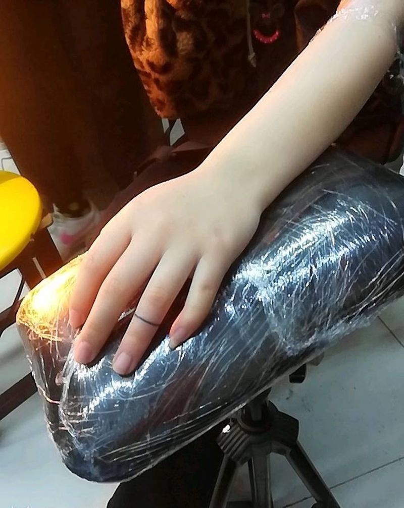 线纹身图片_手部新传统纹身图案