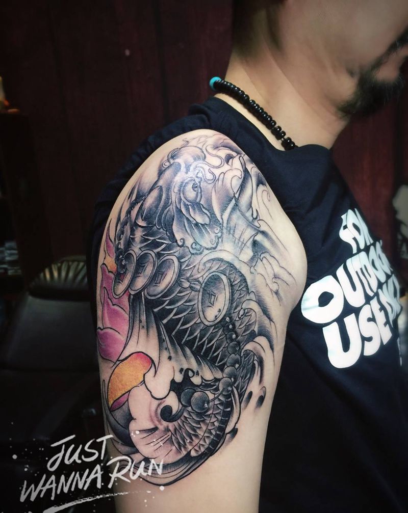 大臂鲤鱼纹身图片