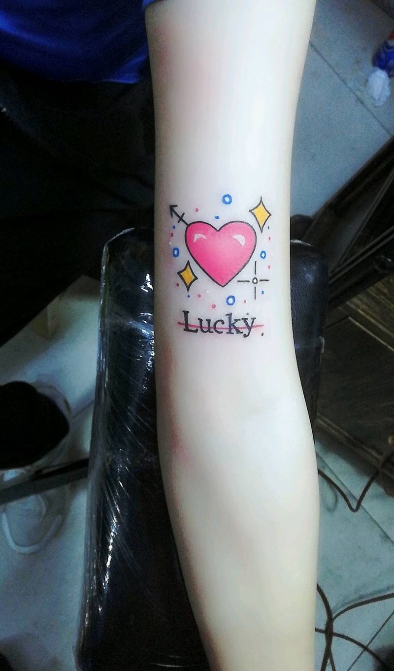 个性爱心纹身图片_手部新传统纹身图案