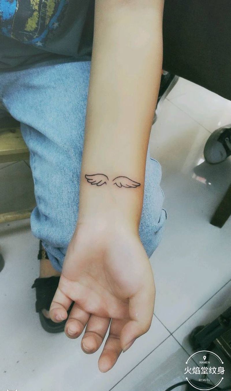 迷你小翅膀纹身图片_手部纹身图案