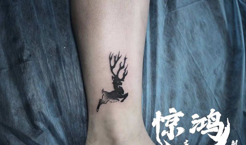 麋鹿纹身图片_脚部纹身图案