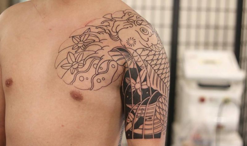 鲤鱼半胛线条纹身图片