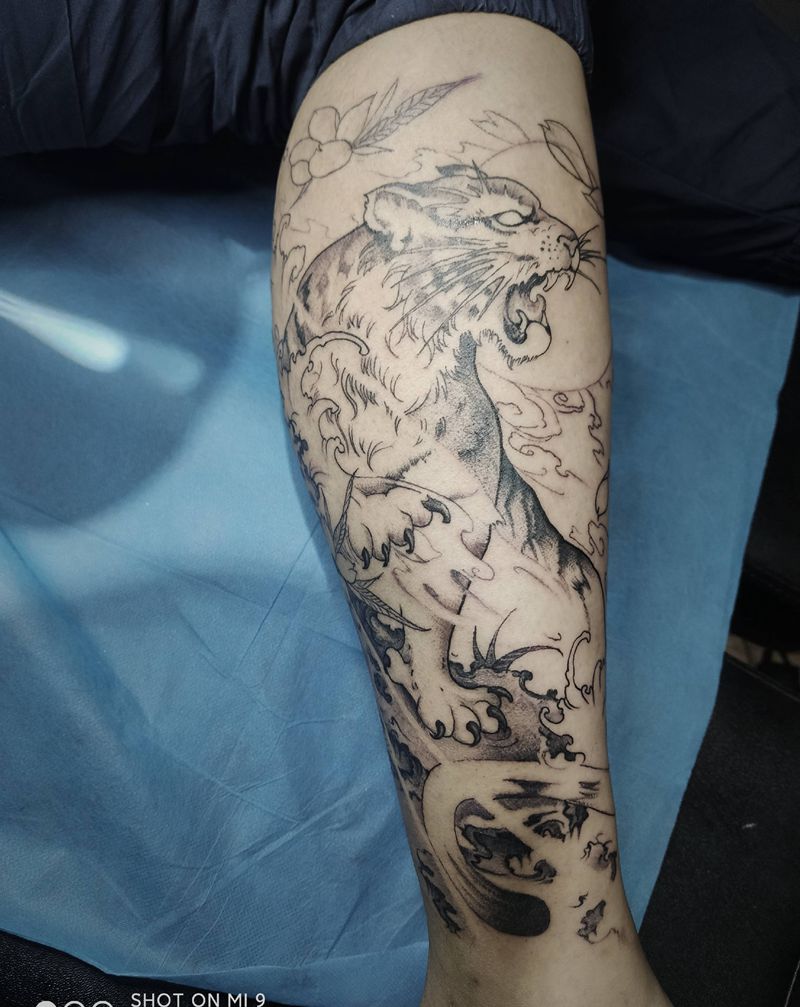 老虎，传统纹身图片_腿部新传统纹身图案