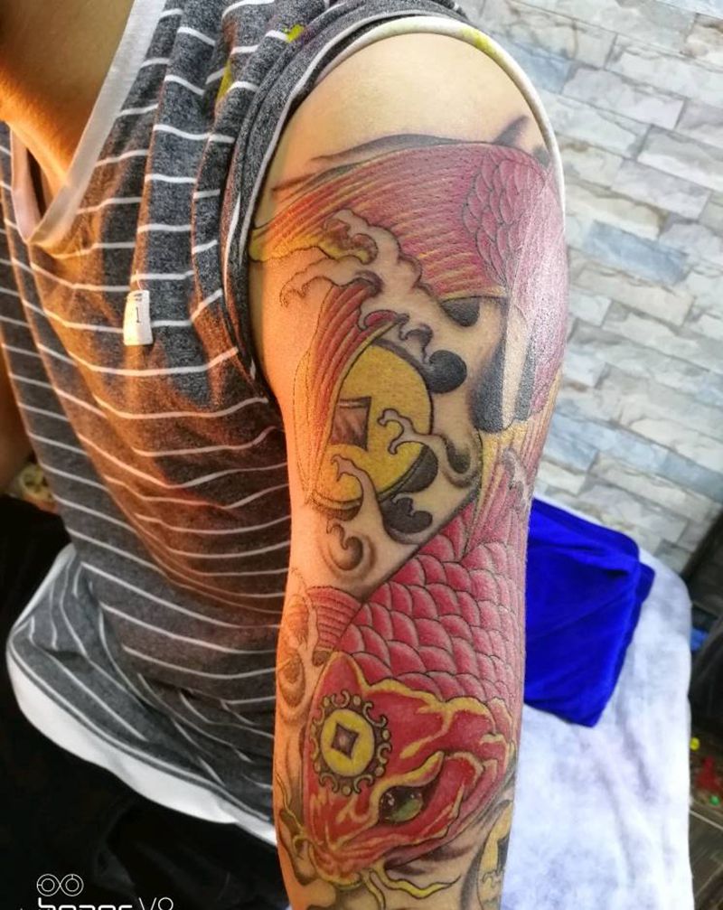 富贵鱼纹身图片_手部老传统纹身图案