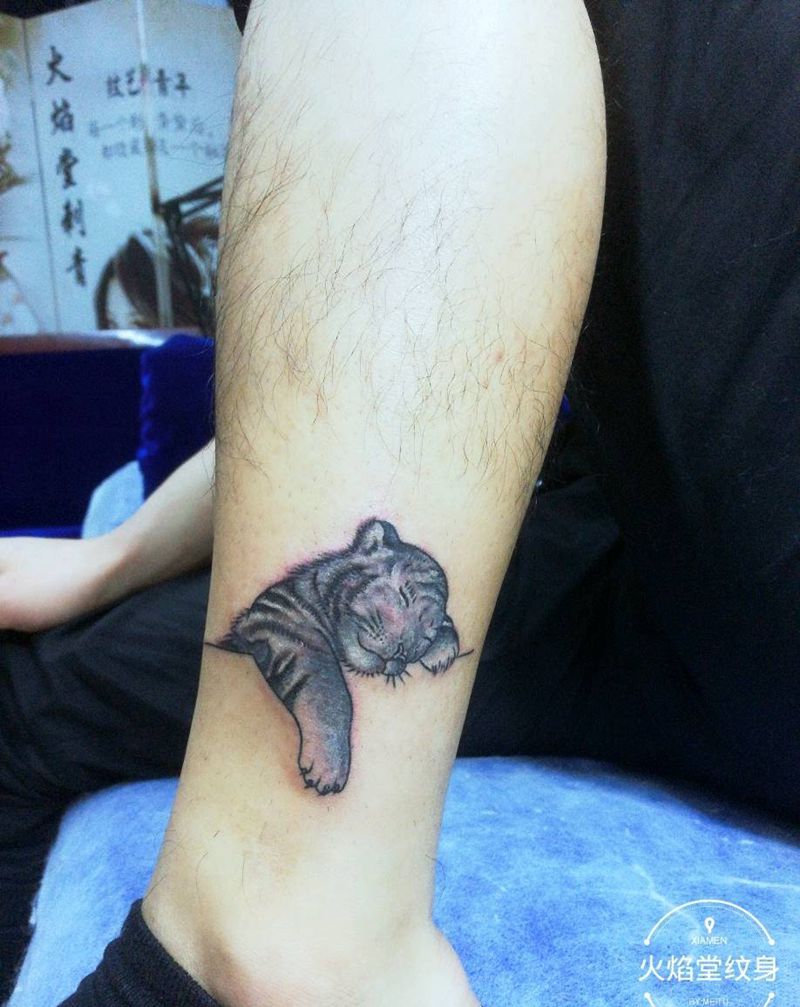 萌哒哒小老虎纹身图片_腿部新传统纹身图案