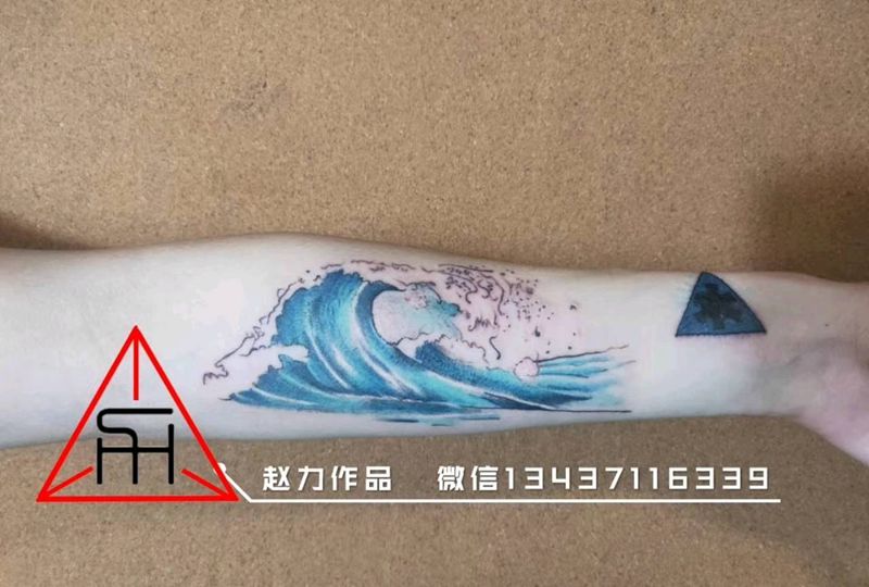 海浪纹身图片_手臂水彩浪花纹身图案