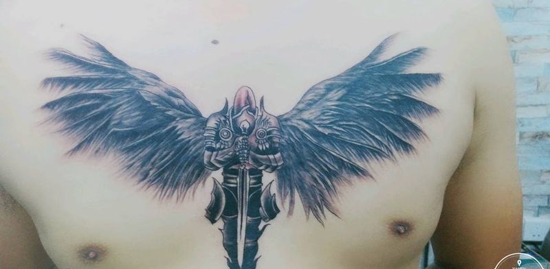 守护天使纹身图片_胸部新传统纹身图案