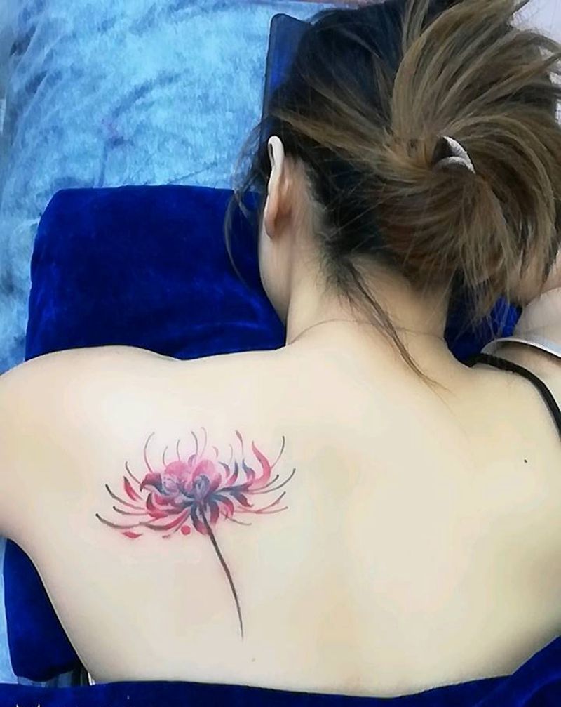彼岸花纹身图片_背部新传统纹身图案