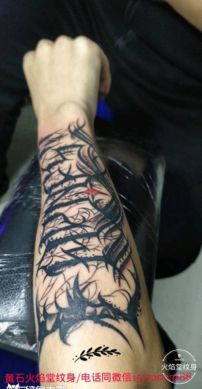 超个性字母纹身图片_手部老传统纹身图案