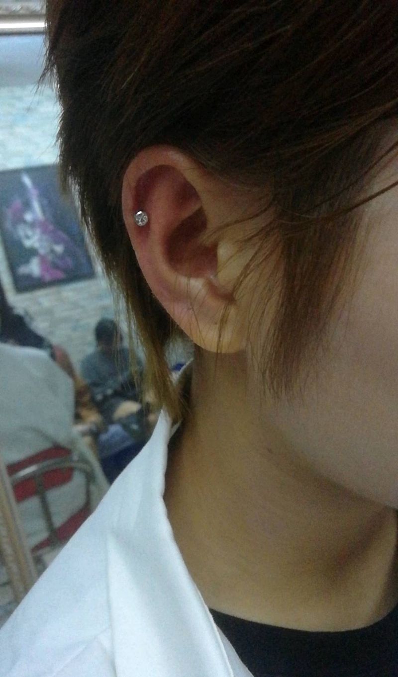 银针穿耳纹身图片_穿耳纹身图案