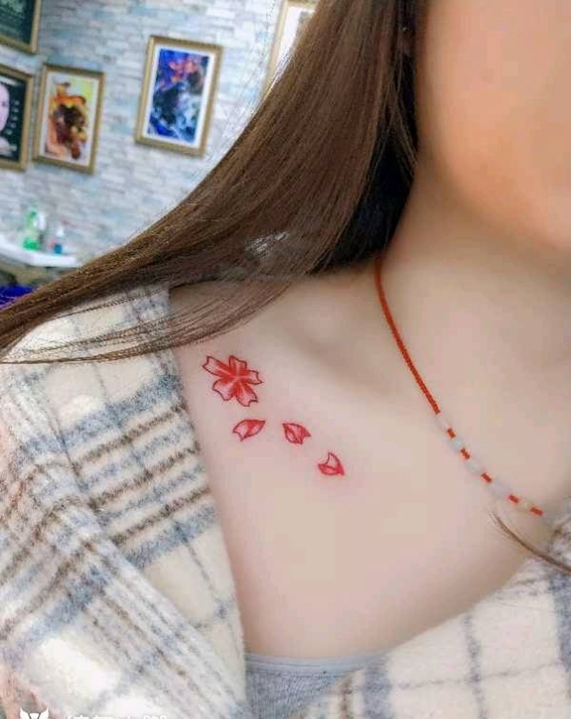 小樱花纹身图片_胸部新传统纹身图案