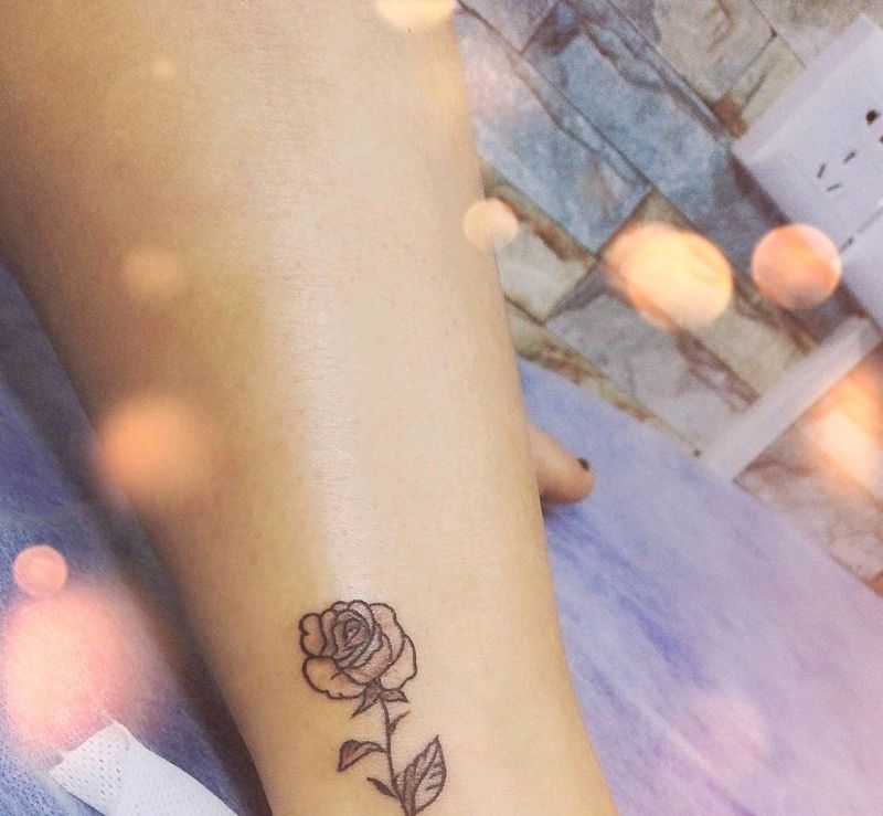 小玫瑰花纹身图片_脚部新传统纹身图案