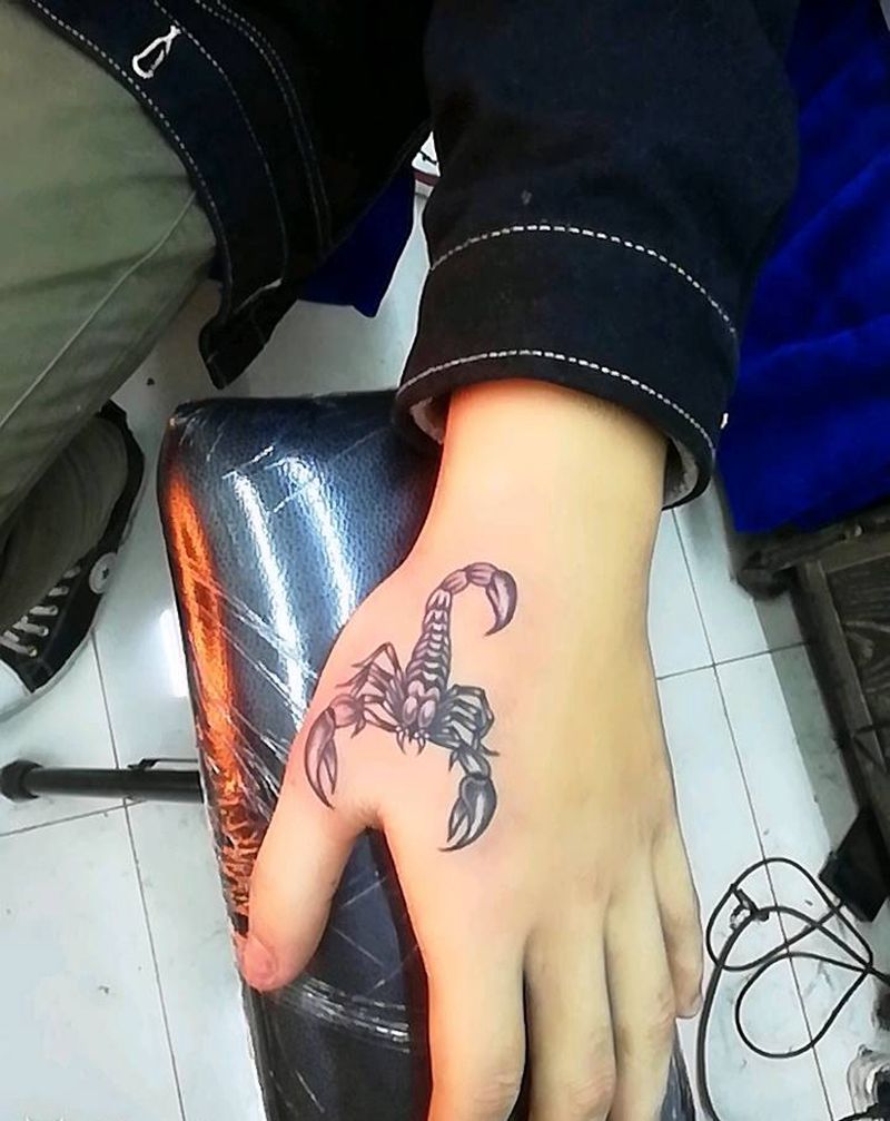蝎子纹身图片_手部新传统纹身图案